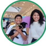 Lucas e Mary com o cão adotado